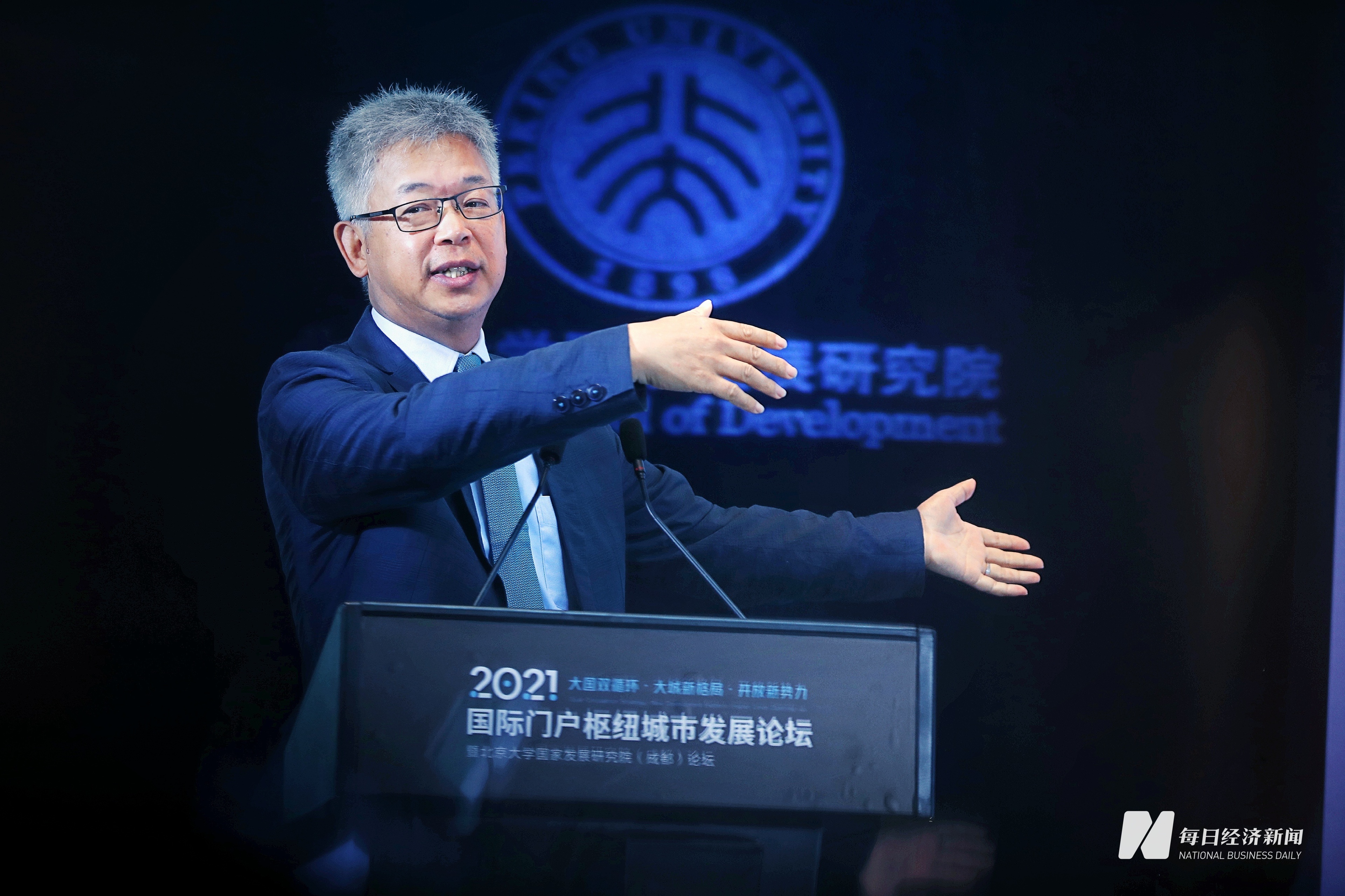 黄益平：金融体系面临两大难题，改革需再进一步